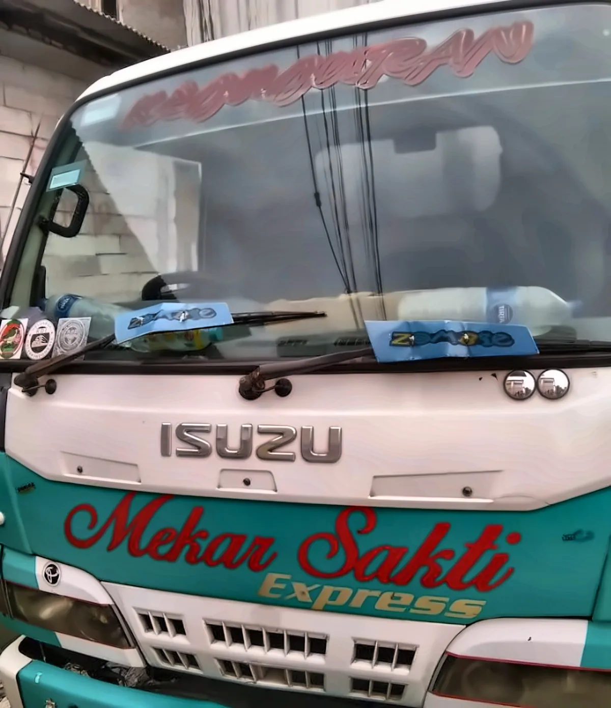 Tulisan Mekar Sakti Express di depan truk Isuzu